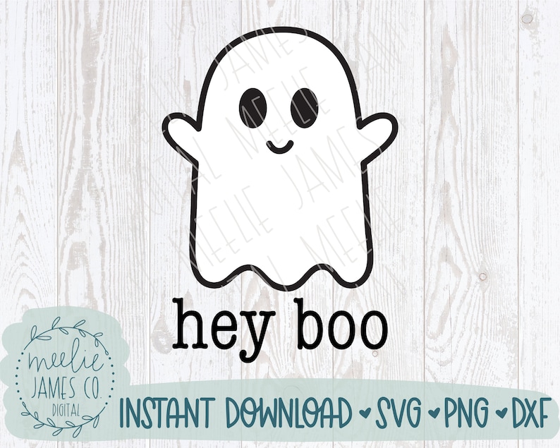 Op de afbeelding: Een zwart-witte illustratie van een vriendelijke geest met de tekst "hey boo" eronder. De afbeelding is op een witte houtnerf achtergrond.