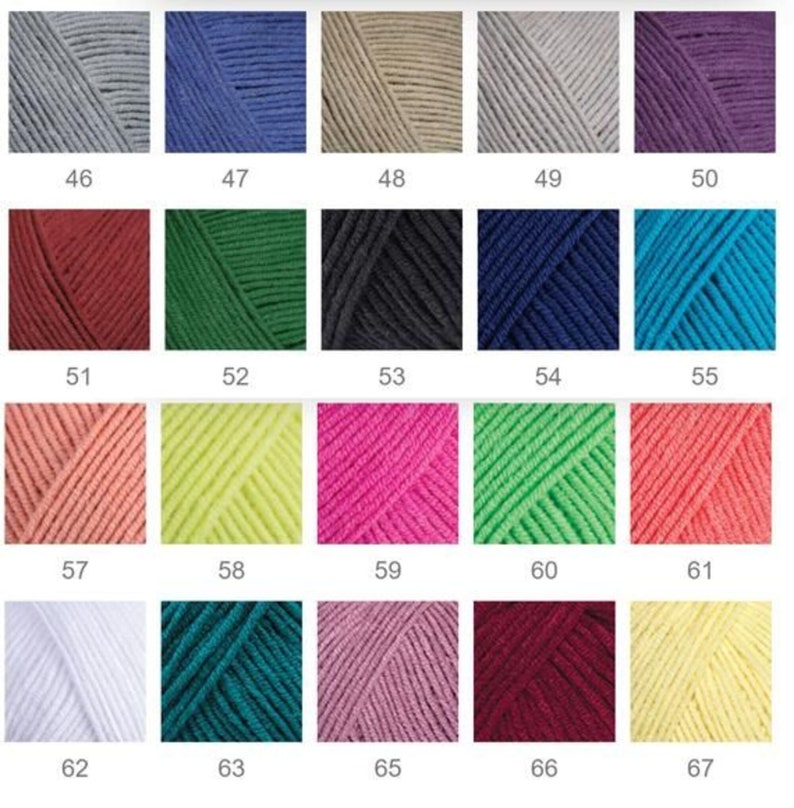 K&ouml;nnte beinhalten: Eine Farbkarte mit Garnkn&auml;ueln, jeweils in einer anderen Volltonfarbe. Die Farben umfassen Grau, Blau, Beige, Hellgrau, Lila, Rot, Gr&uuml;n, Schwarz, Marineblau, T&uuml;rkis, Pfirsich, Gelb, Pink, Limettengr&uuml;n, Koralle, Wei&szlig;, T&uuml;rkis, Lavendel, Burgunderrot und Hellgelb.