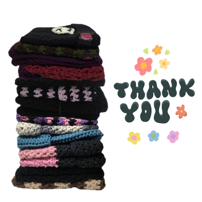 K&ouml;nnte beinhalten: Ein Stapel handgefertigter H&auml;kelm&uuml;tzen in verschiedenen Farben, darunter Schwarz, Lila und Rosa. Einige M&uuml;tzen haben dekorative Elemente. Das Bild enth&auml;lt den Text "THANK YOU" in Gr&uuml;n mit floralen Akzenten.