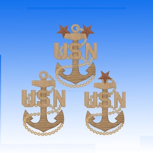 Puede incluir: Tres anclas de madera de la Marina de los Estados Unidos con cadenas doradas. El ancla superior tiene dos estrellas sobre las letras USN. Las dos anclas más pequeñas tienen una estrella sobre las letras USN.