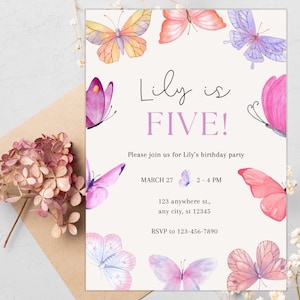 K&ouml;nnte beinhalten: Eine wei&szlig;e Geburtstagseinladung mit einem rosa und violetten Schmetterlingsmotiv. Der Text lautet "Lily ist F&Uuml;NF!" mit Details f&uuml;r eine Geburtstagsparty am 27. M&auml;rz von 14:00 bis 16:00 Uhr. Die Einladung enth&auml;lt eine Adresse und RSVP-Informationen.