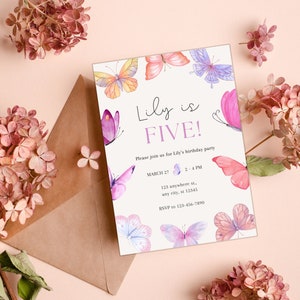 K&ouml;nnte beinhalten: Eine wei&szlig;e Einladungskarte mit einem Schmetterlingsdesign in Rosa und Lila. Der Text auf der Karte lautet "Lily ist F&Uuml;NF!" und enth&auml;lt Details zu einer Geburtstagsfeier.