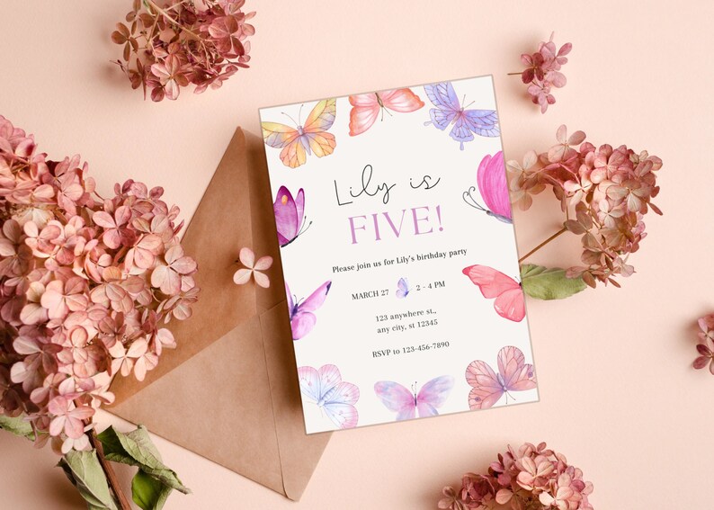 K&ouml;nnte beinhalten: Eine wei&szlig;e Einladungskarte mit einem Schmetterlingsdesign in Rosa und Lila. Der Text auf der Karte lautet "Lily ist F&Uuml;NF!" und enth&auml;lt Details zu einer Geburtstagsfeier.
