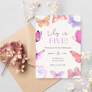K&ouml;nnte beinhalten: Eine Geburtstagseinladung mit einem Aquarell-Schmetterlingsdesign. Die Einladung lautet "Lily ist F&Uuml;NF!" und enth&auml;lt Datum, Uhrzeit und RSVP-Informationen.