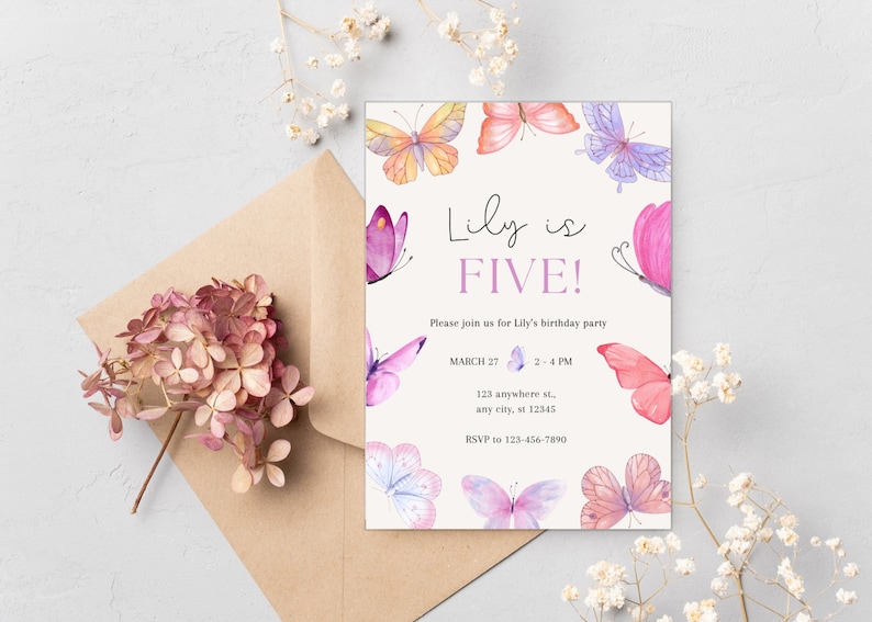 K&ouml;nnte beinhalten: Eine Geburtstagseinladung mit einem Aquarell-Schmetterlingsdesign. Die Einladung lautet "Lily ist F&Uuml;NF!" und enth&auml;lt Datum, Uhrzeit und RSVP-Informationen.