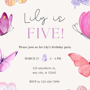 K&ouml;nnte beinhalten: Eine Geburtstagseinladung mit einem Aquarell-Schmetterlings-Motiv. Die Einladung lautet "Lily wird F&Uuml;NF!" und enth&auml;lt Datum, Uhrzeit und Ort der Party. RSVP-Informationen sind ebenfalls enthalten.