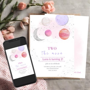 Pode incluir: Um convite de aniversário rosa e roxo com uma ilustração em aquarela de planetas e estrelas. O texto diz "TWO The moon Luna is turning 2!" e inclui detalhes para a festa, incluindo a data, a hora e o endereço.