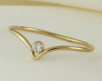 14K goud gevulde aanslagbestendige CZ Chevron-ring, minimalistische sierlijke goudgevulde stapel V-ring, gouden Stacker-ring
