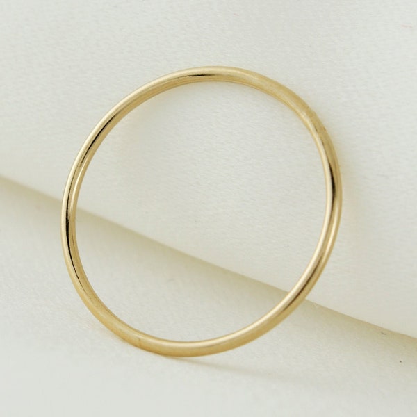 Anello impilabile semplice super sottile riempito in oro 14k resistente all'appannamento, anelli minimalisti per le donne, anello midi delicato per l'uso quotidiano