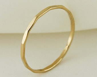 Anillo resistente al deslustre relleno de oro de 14k, anillo de apilamiento martillado, banda de apilamiento martillado, anillos de apilamiento de oro para mujeres, anillo de apilamiento delicado