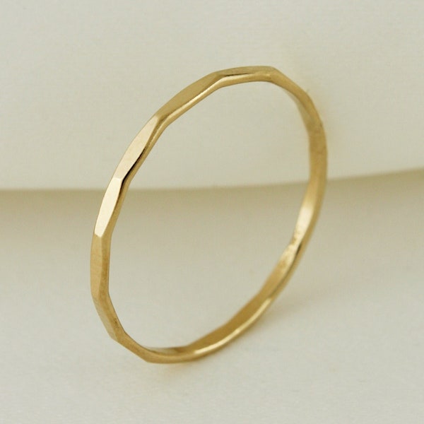 14k Gold gefüllter anlaufbeständiger Ring, gehämmerter Stapelring, gehämmertes Stapelband, Goldstapelringe für Frauen, zierlicher Stapelring