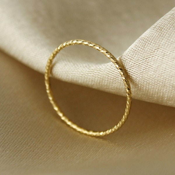 Anillo de pila resistente al deslustre relleno de oro de 14K, anillo apilable relleno de oro delicado para el uso diario, anillo de apilamiento minimalista, anillo súper delgado