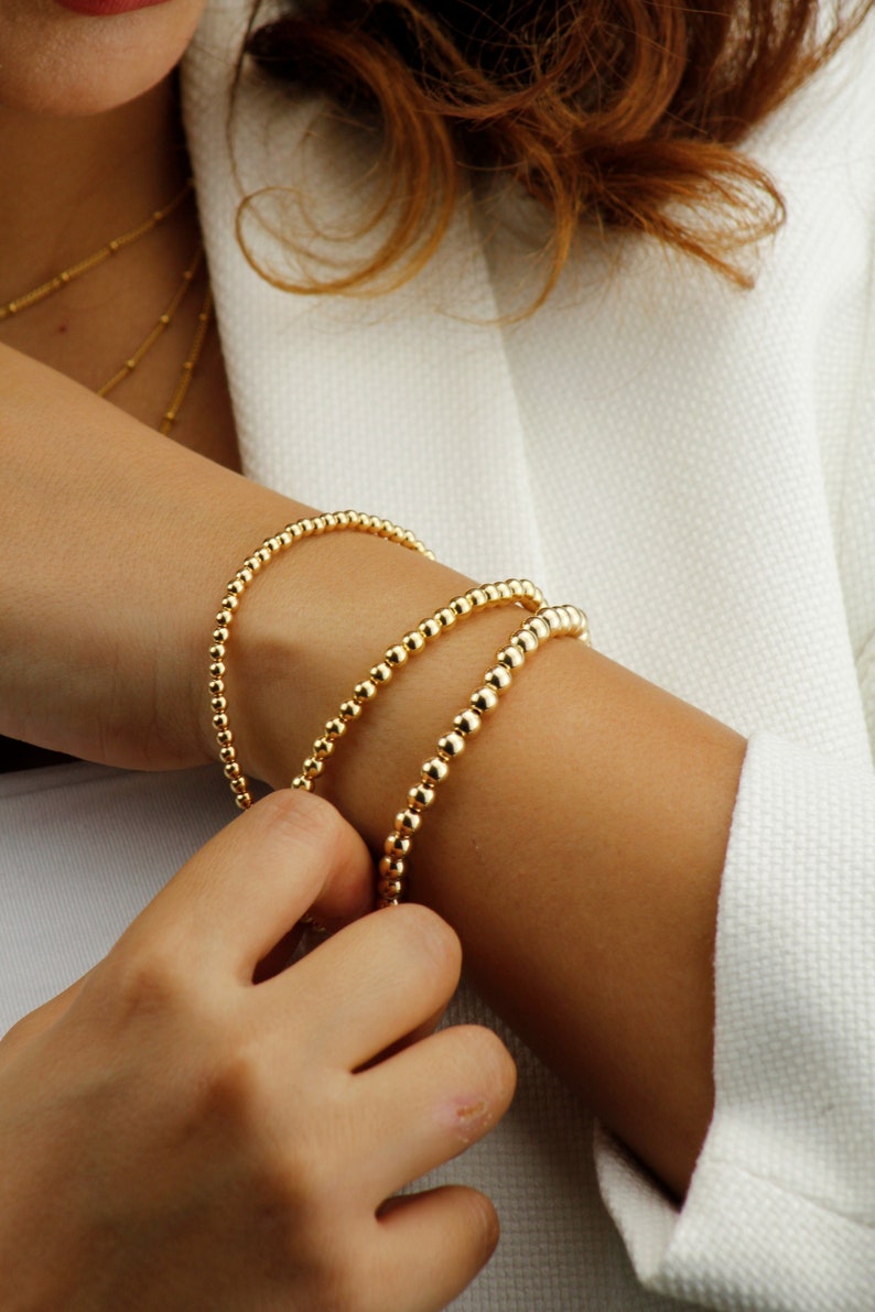 Pulsera de cuentas chapada en oro de 14 k resistente al deslustre, con capas, cuentas chapadas en oro, pulseras apilables, delicada pulsera de bolas de oro imagen 1