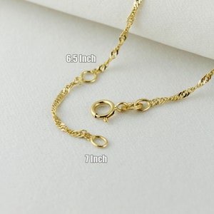 Op de afbeelding: Gouden ketting met een karabijn sluiting. De ketting is verkrijgbaar in twee lengtes: 6,5 inch en 7 inch.