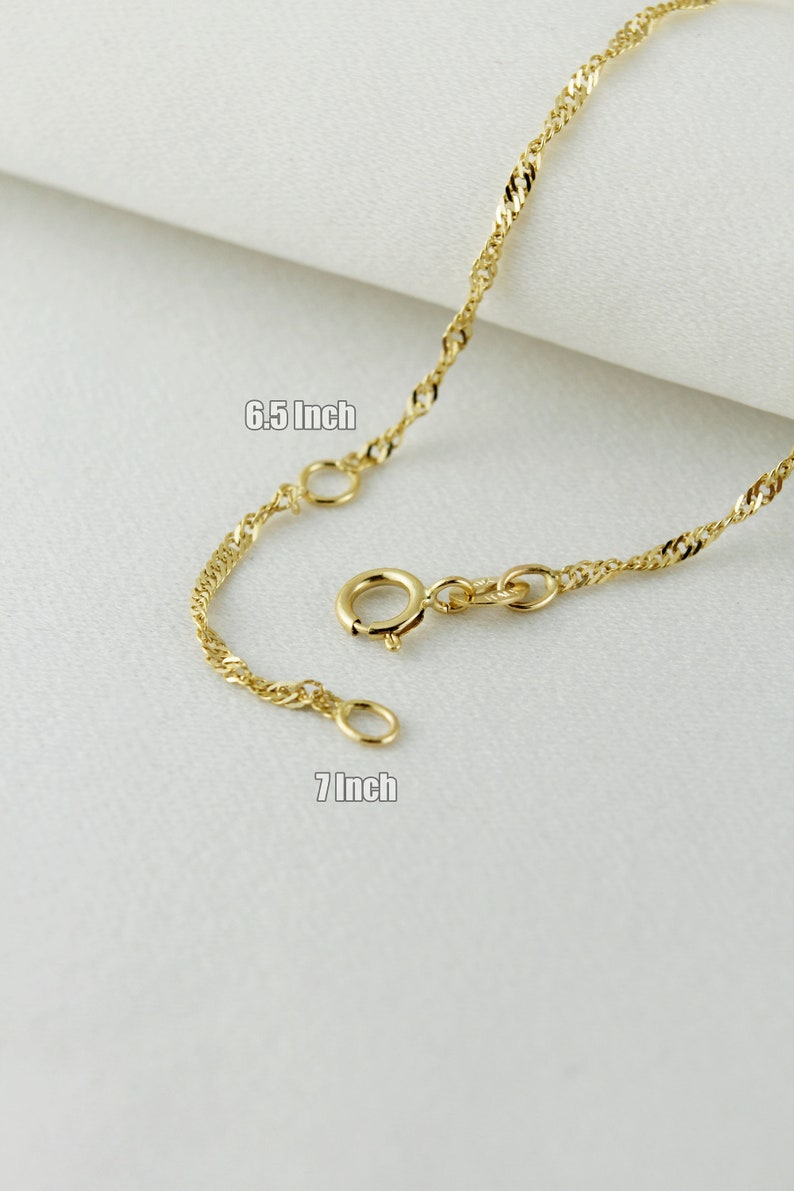 Op de afbeelding: Gouden ketting met een karabijn sluiting. De ketting is verkrijgbaar in twee lengtes: 6,5 inch en 7 inch.