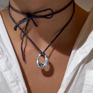 Handskuret sterlingsilverhalsband med rundhänge och sidensnöre, justerbart slipshalsband, unika handgjorda smycken