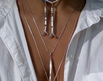Handgeschnitzte Feinsilber Fisch Anhänger Halskette, verstellbarer Seiden Choker, einzigartiger handgefertigter Schmuck