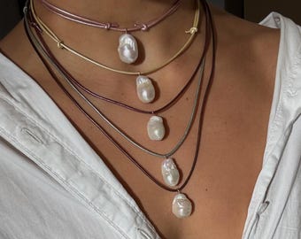 Japanische Barockperle Lederband Halskette, 14k Gold-gefüllt, einzigartiger handgefertigter Schmuck