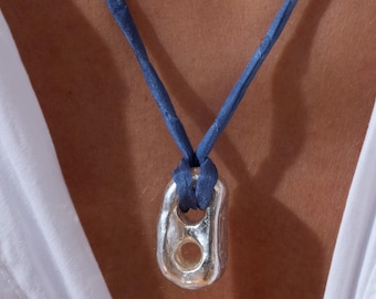 Handgeschnitzte Feinsilber Mariner Anhänger Halskette, verstellbarer Seidenschnur Choker, einzigartiger handgefertigter Schmuck