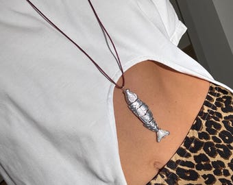 Mykonos Silber Gelenk Fisch Anhänger Lange Lederband Halskette, Einzigartiger handgefertigter Schmuck