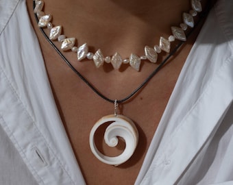 Tibia Muschel Spirale Lederband Halskette, 925 Sterling Silber, Einzigartiges, handgefertigtes Schmuckstück