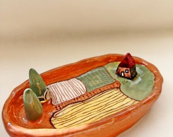 Ręcznie wykonany ceramiczny pojemnik na biżuterię – miniaturowy stojak na pierścionki w kształcie krajobrazu – wyjątkowa tacka na drobiazgi z domkiem i drzewami – gliniany organizer na biżuterię