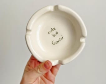 Urocza, ale zodiakalna ceramiczna popielniczka | Ręcznie robiony prezent z motywem znaku zodiaku | Minimalistyczny, biały wystrój horoskopu