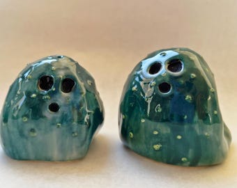 Ręcznie robione ceramiczne solniczki i pieprzniczki w kształcie duchów – upiorny wystrój na Halloween