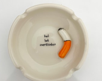 Miniaturowa popielniczka / Urocza ręcznie robiona biała ceramiczna popielniczka z inspirującymi napisami - wyjątkowa dekoracja domu
