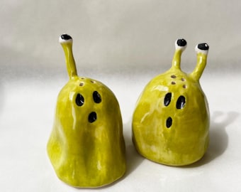 Zestaw ceramicznych solniczek i pieprzniczek w kolorze zielonym z motywem kosmitów – uroczy wystrój kuchni w stylu science fiction