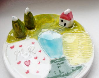 Ręcznie robiona ceramiczna podstawka pod łyżkę – spersonalizowane inicjały, możliwość personalizacji, miniaturowy uchwyt na łyżkę w kształcie krajobrazu, uroczy wystrój kuchni, prezent dla pary