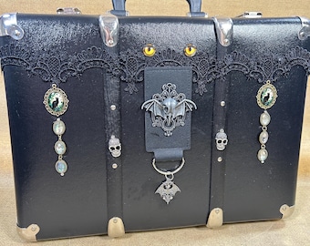 Miniaturowa gotycka walizka Batty