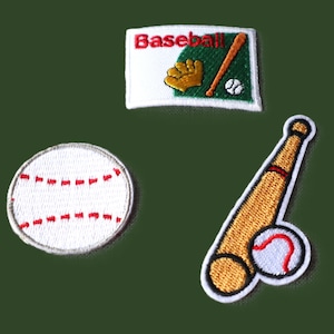 Peut inclure: Trois écussons de baseball brodés sur fond vert. L'un porte le mot "Baseball" au-dessus d'un gant, d'une batte et d'une balle. Un autre est une balle de baseball. Le troisième montre une batte et une balle.