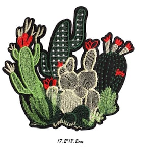 Peut inclure: Patch brodée thermocollante représentant un groupe de cactus verts, noirs et blancs avec des fleurs rouges. Le patch mesure 4,3 cm sur 4,6 cm.