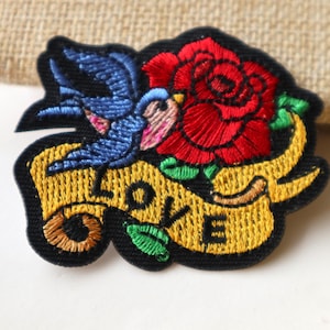 Lot de 2 pièces en vrac, fleur de rose, oiseau d'amour, hirondelle, fer brodé sur patch environ 5 x 6 cm en gros