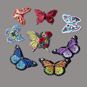 Peut inclure: Collection de patchs papillon brodés aux couleurs et motifs variés. Les patchs présentent des coutures détaillées et des teintes vives, dont le rouge, le rose, le bleu, le violet et l'orange. Chaque papillon a un motif et une forme uniques, pour la décoration textile.