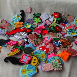 Liquidation 100pcs lot mélangé petite fleur d'abeille papillon cupcake fruit collection de dessins animés brodé fer sur patch bricolage 2-4 cm