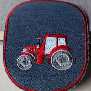 Peut inclure: Écusson brodé représentant un tracteur rouge sur un fond bleu denim. Le tracteur a des fenêtres bleu clair et des roues grises. L'écusson est bordé d'un liseré rouge. Idéal pour les vêtements et accessoires.