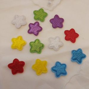 Peut inclure: Assortiment de 12 patchs en feutre en forme d'étoile de différentes couleurs. Les étoiles sont de différentes couleurs, notamment rouge, jaune, vert, bleu, blanc et violet.