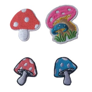 Peut inclure: Quatre patchs brodés thermocollants représentant différents styles de champignons. Les patchs sont de différentes couleurs, notamment rouge, rose, bleu et vert.