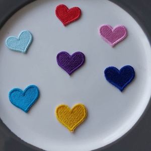 Lot de 7 pièces, 14 pièces, petit, minuscule, rose, bleu, violet, jaune, brodé, coeur rouge, fer sur écusson, environ 2,2 cm