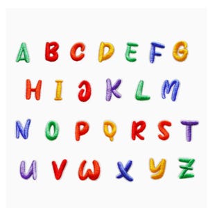 Peut inclure: L'alphabet brodé en différentes couleurs, dont le vert, le rouge, le jaune et le bleu, est présenté sur un fond blanc. Chaque lettre est individuellement réalisée avec un aspect texturé et cousu, mettant en valeur un design ludique et vibrant. Les lettres sont disposées en rangées.