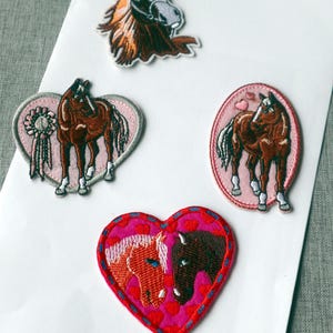 Set of 4pcs bulk lot mixed   horse badge  embroidered iron  on patch  diy sewing  6-7cm