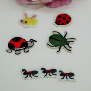 Könnte beinhalten: Ein Set mit sechs Bügelbildern mit verschiedenen Insekten. Die Patches beinhalten eine Biene, zwei Marienkäfer, einen grünen Käfer und drei Ameisen.