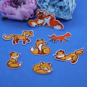 Peut inclure: Un ensemble de sept patchs brodés thermocollants représentant des renards orange dans différentes poses. Les patchs sont parfaits pour ajouter une touche de fantaisie aux vêtements, aux sacs ou à d'autres articles en tissu.