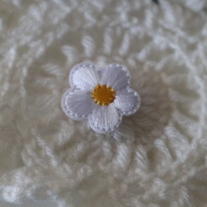 Set of 8pcs 24pcs 120pcs bulk lot small flower embroidered iron on patch kids baby apparel about 2.2cm bulk lot white