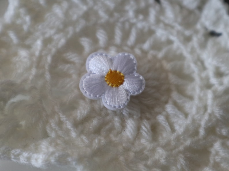 Set of 8pcs 24pcs 120pcs bulk lot small flower embroidered iron on patch kids baby apparel about 2.2cm bulk lot white