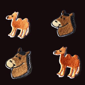 Könnte beinhalten: Vier gestickte Aufnäher auf schwarzem Hintergrund. Zwei Aufnäher zeigen Kamele in Braun- und Beigetönen. Die anderen beiden Aufnäher zeigen Pferdeköpfe in Braun- und Beigetönen. Jeder Aufnäher hat einen weißen Rand.