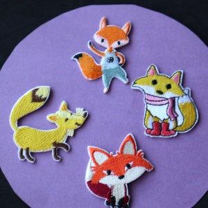 Peut inclure: Quatre patchs brodés thermocollants représentant des renards dans différentes poses. Les renards sont jaunes, orange et rouges avec des accents blancs. Les patchs sont parfaits pour ajouter une touche fantaisiste aux vêtements, sacs ou autres articles en tissu.
