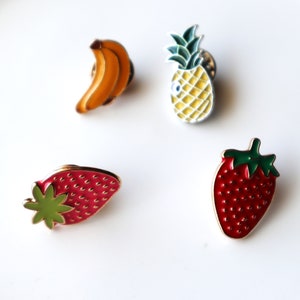 Lot de 8 fruits en vrac fraises, ananas, bananes, épingles en métal, bricolage, sacs à dos pour enfants, casquette d'environ 2,5 cm